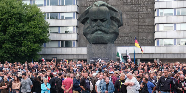 Vor dem Karl-Marx-Denkmal in Chemnitz steht eine große Menschenmenge