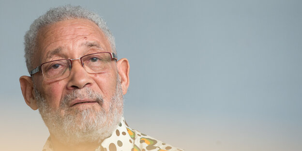 Israel Kaunatjike, ein Mann mit Brille und grauen kurzen Locken
