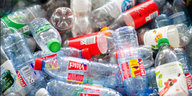 Ein Haufen mit wegegeworfenen Plastikflaschen