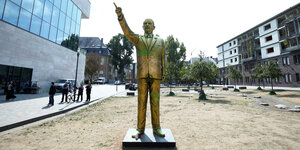 Eine goldene Erdoğan-Statue mit erhobenem Arm und Zeigefinger