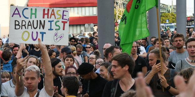 Köln: Teilnehmer einer Demonstration gegen eine Kundgebung rechter Gruppen zeigen ihre Plakate