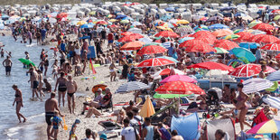 Überfüllter Badestrand an der Ostsee