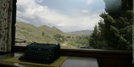 Eine Schreibmaschine vor einem Fenster