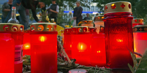 Brennende rote Trauerkerzen auf dem Straßenpflaster in Chemnitz