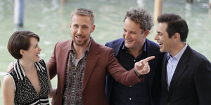 Vier gut gelaunte Menschen beim Fototermin in Venedig. Drei von ihnen spielen in "First Man" mit.