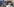 Mann guckt durch eine Virtual-Reality-Brille