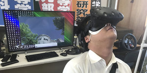 Mann guckt durch eine Virtual-Reality-Brille