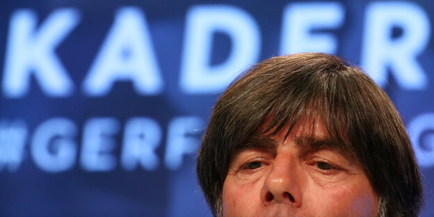 Fußball-Bundestrainer Joachim Löw vor einer blauen Wand Fußball-Bundestrainer Joachim Löw vor einer blauen Wand