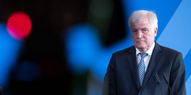 Innenminister Seehofer ganz rechts, links ein roter Punkt