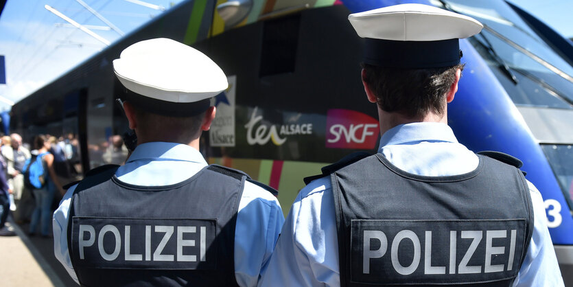 Bundespolizisten auf Bahnhof