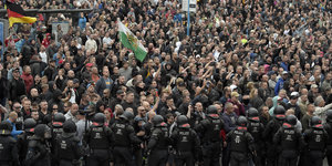 Mehrere hundert Rechtsextreme vor einer Polizeikette in Chemnitz
