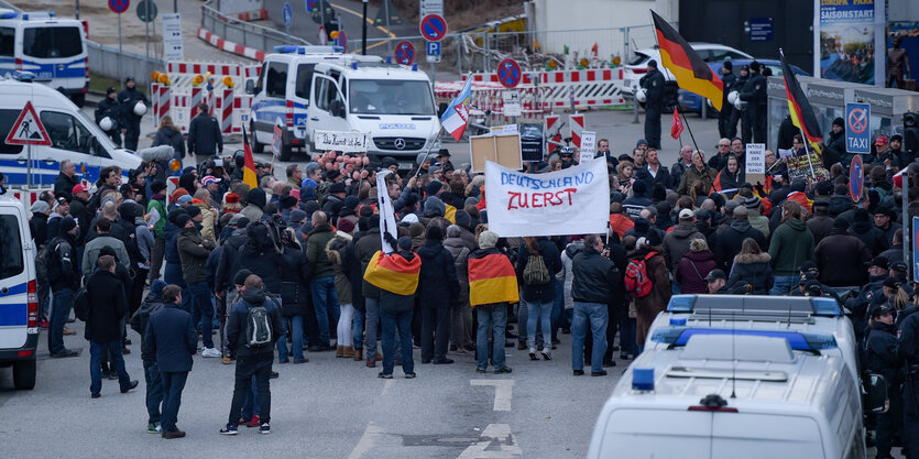 Eine kleine Gruppe von Demonstranten ist eingekesselt von Polizei