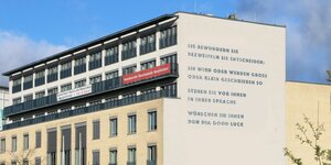 Die Fassade der Alice-Salomon-Hochschule in Berlin mit einem Gedicht von Barbara Köhler