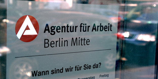 Schild der Agentur für Arbeit Öffnungszeiten Berlin-Mitte