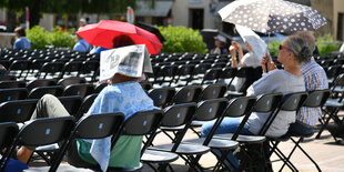 Menschen bei der Eröffnung der Salzburger Festspiele