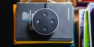 Amazon Echo auf einem schwarzen Buch