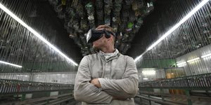 Ein Mann trägt eine Virtual-Reality-Brille