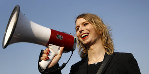 Chelsea Manning spricht in ein Megafon