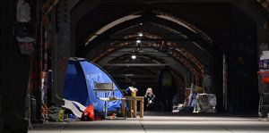 Obdachlose unter der Oberbaumbrücke ein Zeltlager errichtet