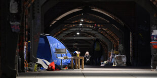 Obdachlose unter der Oberbaumbrücke ein Zeltlager errichtet