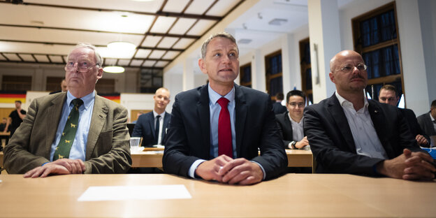Die AfD-Politiker Alexander Gauland, Björn Höcke und Adreas Kalbitz sitzen nebeneinander an einem Tisch