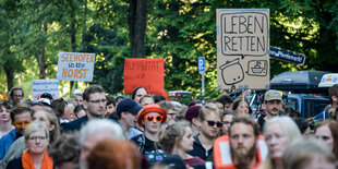 Menschen demonstrieren für die Seenotrettung von Flüchtlingen im Mittelmeer.