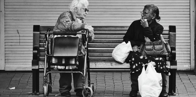 Zwei ältere Frauen auf einer Bank
