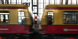 Zwei S-Bahnzüge in einem Bahnhof