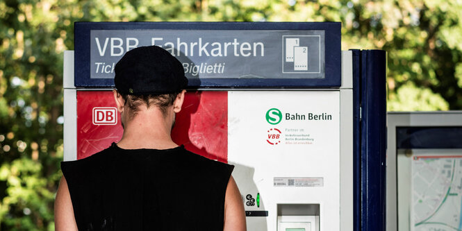 Ein Mann steht vor einem Fahrkartenautomat der Berliner S-Bahn