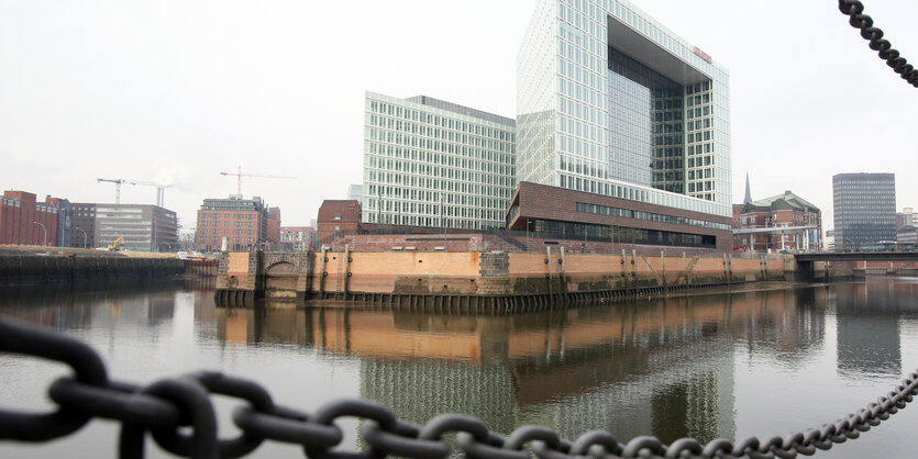 Das Spiegelgebäude am Hafen mit einer Kette davor