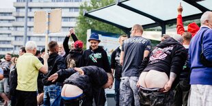 In Chemnitz entblößen mehrere Männer ihren Hintern