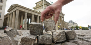 Spiel mit Steinen vor dem Brandenburger Tor