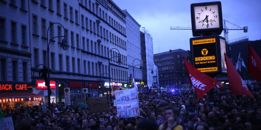 Viele Leute auf einem Platz