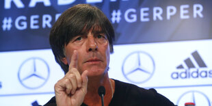 Joachim Löw hebt den Finger