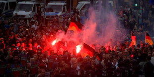 Viele Leute im Geflacker von Bengalos