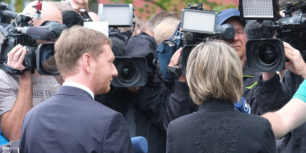Ministerpräsident Kretschmer und Bürgermeisterin Barbara Ludwig stellen sich in Chemnitz den Kameras