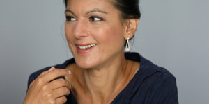 Sahra Wagenknecht lächelt
