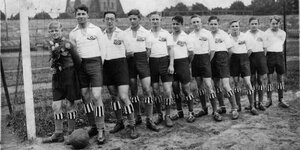 Eine Jugend-Fußballmannschaft in HSV-Trikots