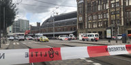 Ein Absperrband vor dem Bahnhof in Amsterdam