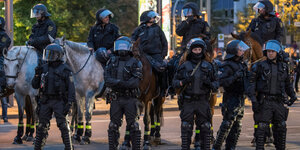 Polizisten begleiten die Demonstration von AfD und Pegida