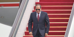 Abdel Fattah al-Sisi geht eine Treppe herab