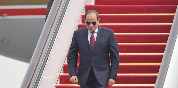 Abdel Fattah al-Sisi geht eine Treppe herab