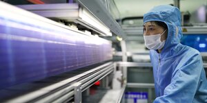 Arbeiter in Solarmodulfabrik in China