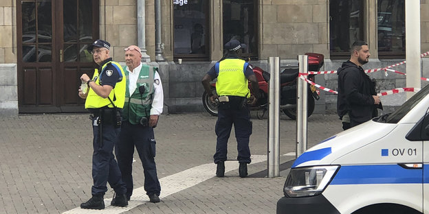 Polizisten am Hauptbahnhof in Amsterdam