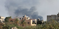 Rauch steigt über der Stadt Tripolis auf