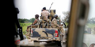 Ein Militärkonvoi in Nigeria
