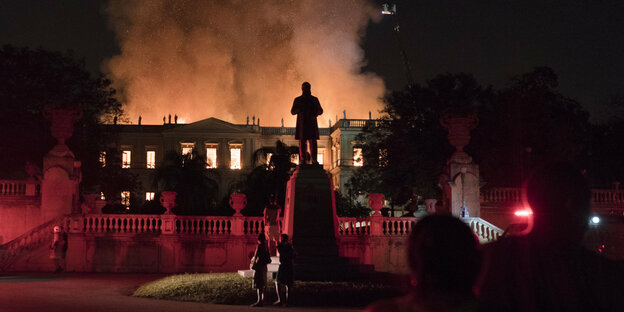 Ein altes Gebäude brennt vor dem nächtlichen Himmel, es ist das brasilianische Nationalmuseum