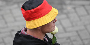 Ein Mann trägt einen Hut in Deutschlandfarben