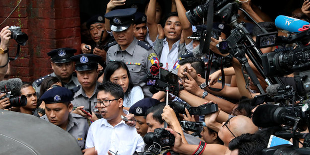 Menschenmenge: Journalisten, Polizisten vor Gerichtsgebäude