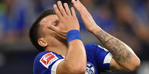 Schalkes Yevhen Konoplyanka hält die Hände vors Gesicht